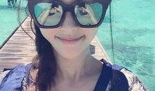 戴墨镜的女生爆料娱乐圈